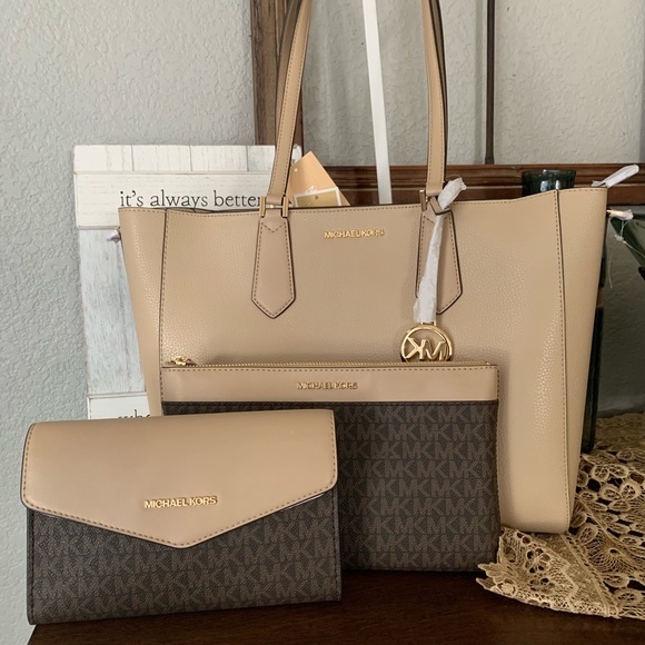 Michael Kors Handbags - 3in1 MK Kimberly large